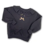 Felpa Please girocollo nera per bambina, con colletto arricciato e fiocco maculato applicato. 1