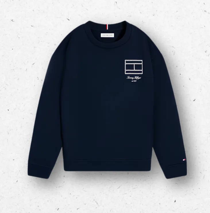 Felpa girocollo di colore blu navy firmata Tommy Hilfiger, con logo monogramma geometrico bianco e firma ricamati sul petto e polsini elasticizzati a costine.