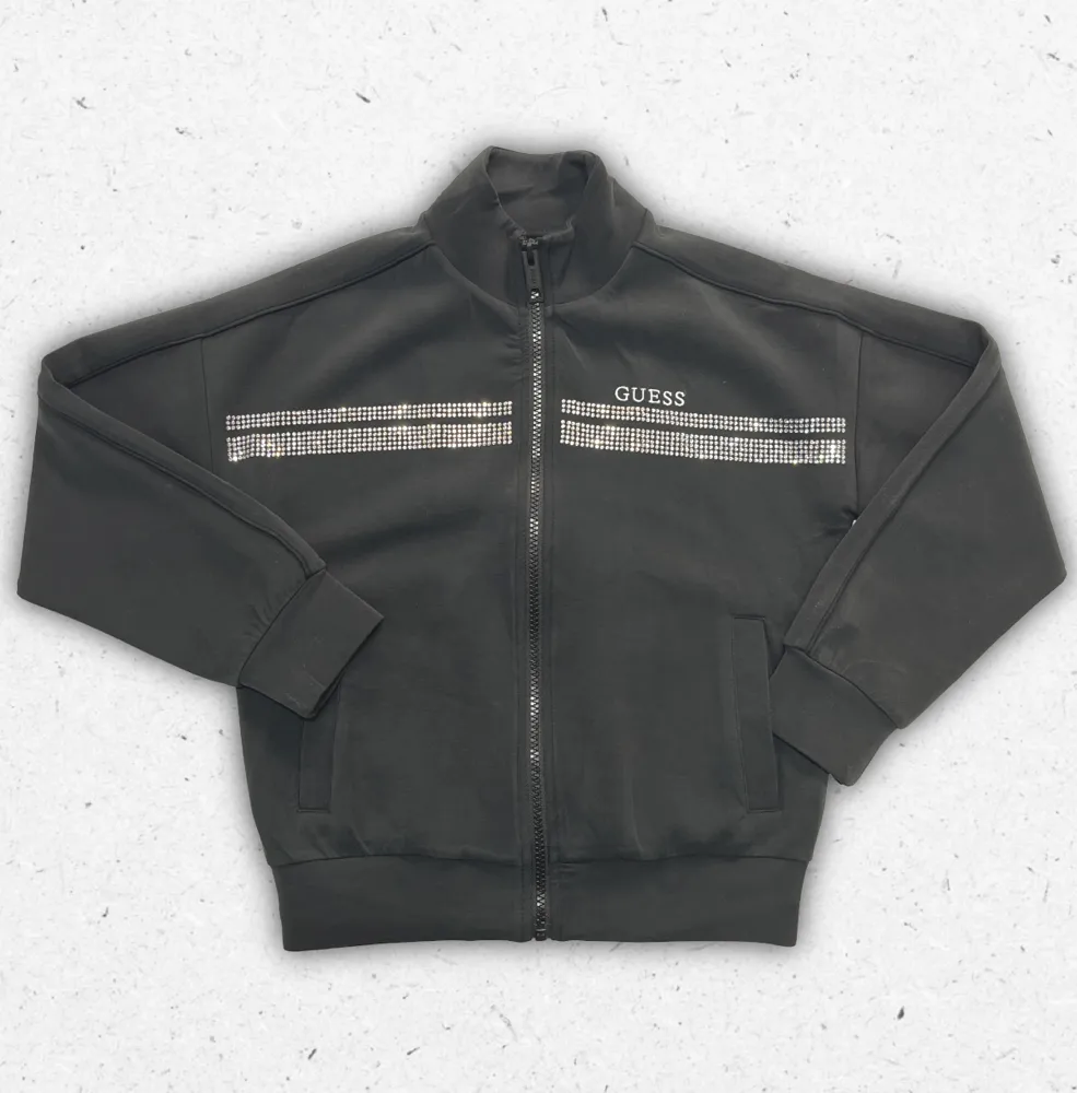 Felpa nera Guess da ragazza con cappuccio, chiusura a zip integrale e logo frontale distintivo.