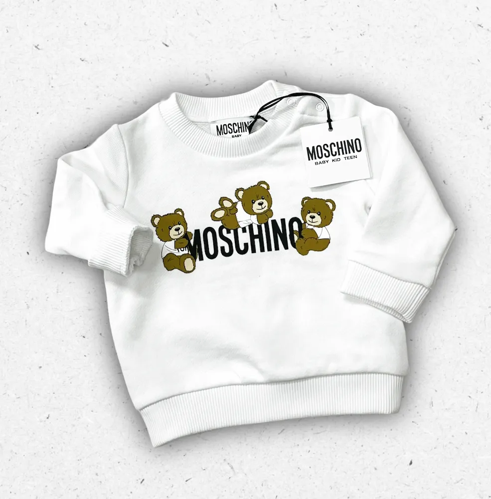 Felpa bianca da neonato Moschino modello M9F04Q con tre orsetti Teddy Bear e logo centrale nero.