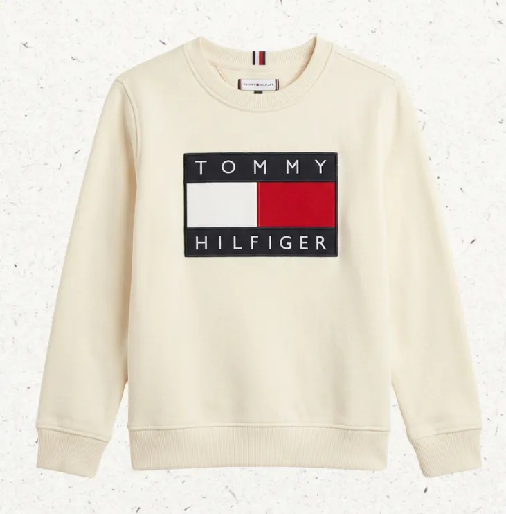 Felpa girocollo da neonato color off white firmata Tommy Hilfiger, con maxi logo centrale ricamato sul petto e bottoncini automatici sulla spalla per la massima praticità.