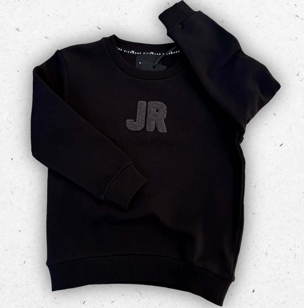 Felpa girocollo nera John Richmond da ragazzo con logo JR frontale e scritta Richmond London posteriore in spugna grigia a rilievo.