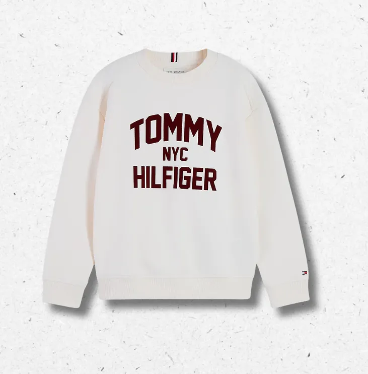 Felpa da bambino Tommy Hilfiger relaxed fit in cotone con logo NYC disponibile nei colori panna e bordeaux o blu e panna