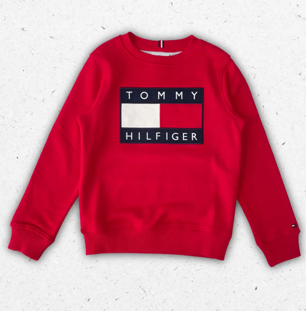 Felpa girocollo Tommy Hilfiger da ragazzo con logo box centrale, disponibile nei colori rosso e blu navy scuro.