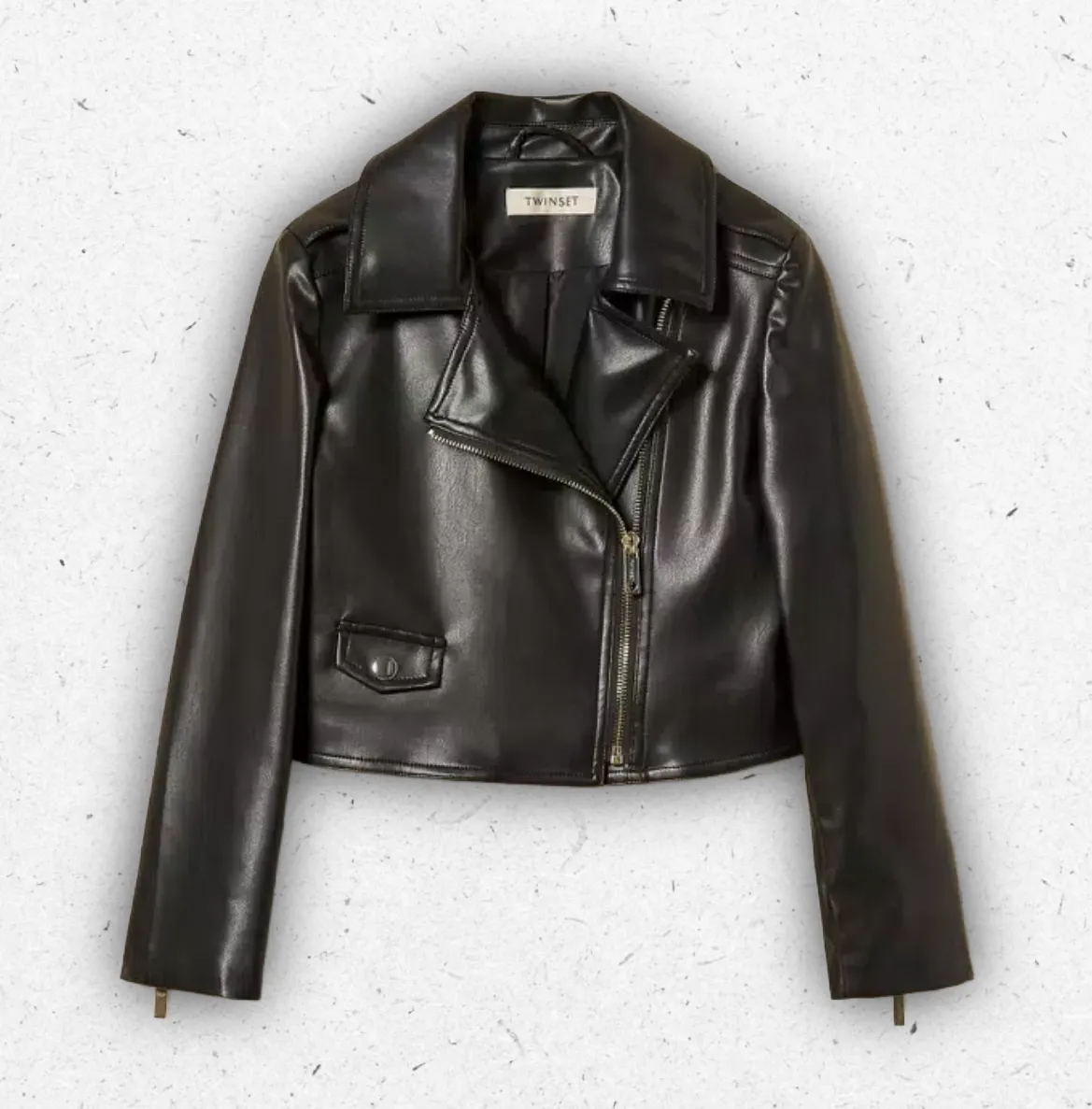 Giacca a chiodo nera da ragazza Twinset Milano in ecopelle con zip asimmetrica, colletto a camicia e dettagli in metallo.