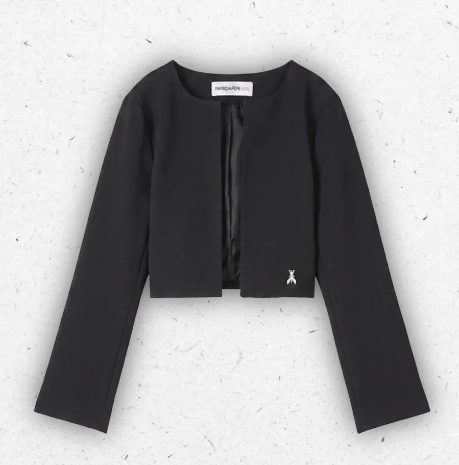 Giacchino corto nero da ragazza Patrizia Pepe, modello foderato con chiusura a gancino sul collo e dettaglio logo Fly.