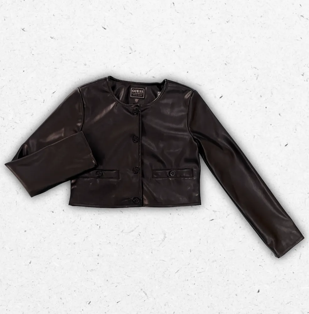 Giacca Guess da ragazza in morbida finta pelle ideale per cerimonie, con taglio elegante e dettagli metallici logati.