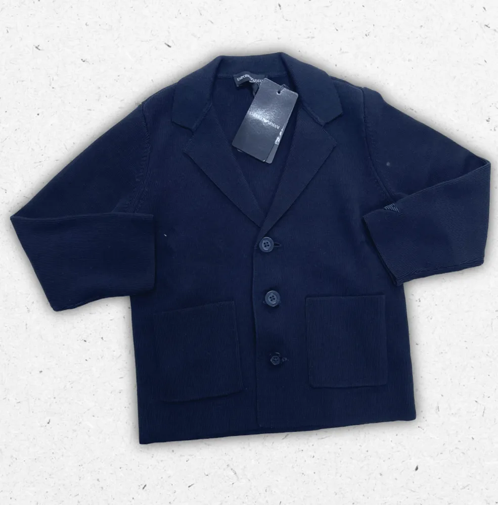 Giacca in maglia strutturata Emporio Armani da bambino con chiusura a bottoni e piccolo logo iconico sul davanti.