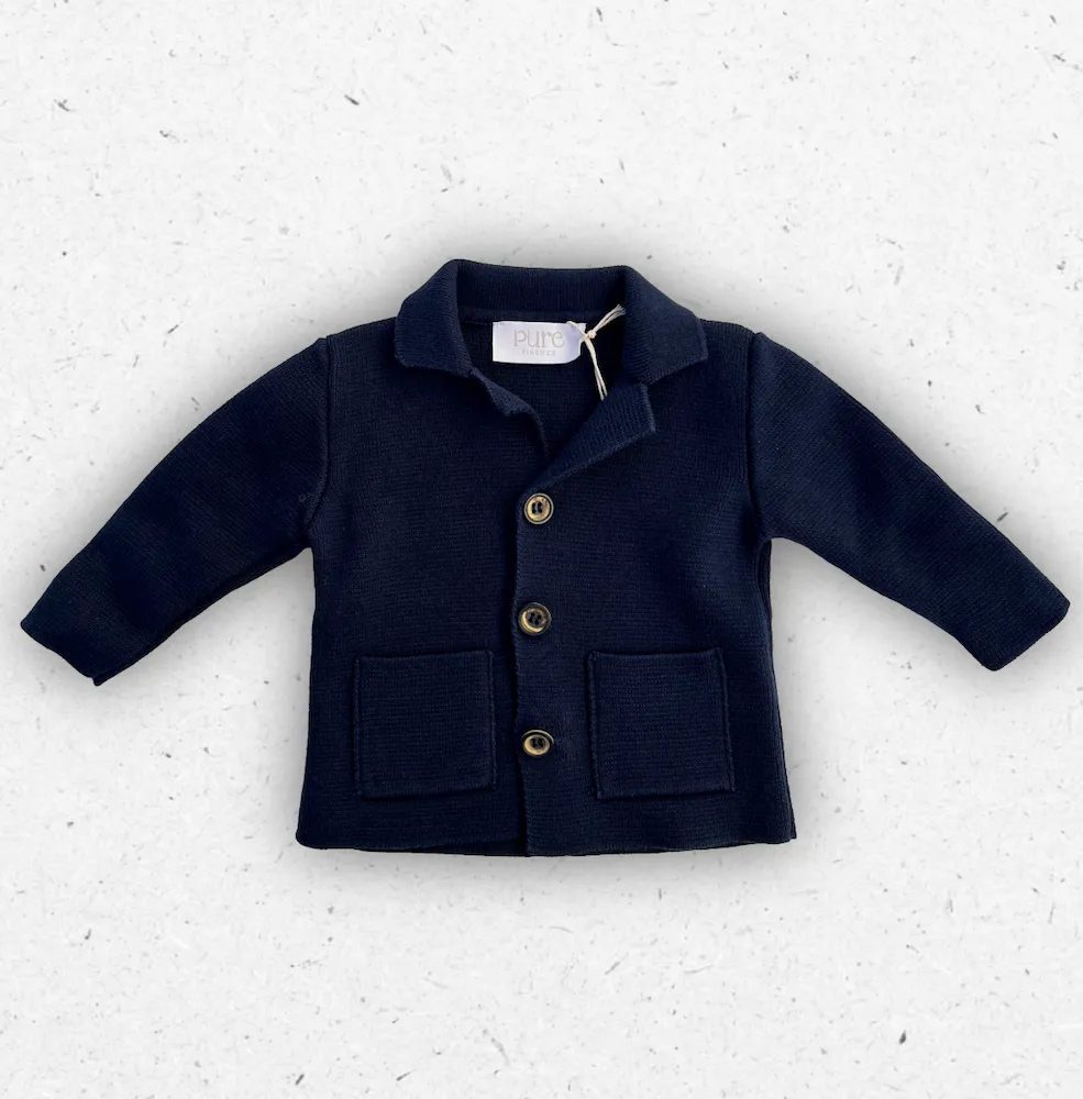 Giacca in maglia tricot blu navy per neonato Pure Firenze, con colletto a rever, tre bottoni frontali e due tasche quadrate applicate.