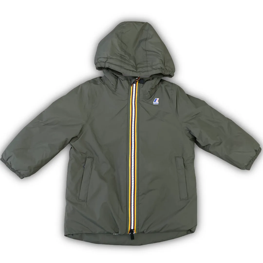 Parka K-Way foderato con orsetto per bambino, di colore verde militare/verdone, modello 3/4 impermeabile e antivento con cappuccio.