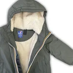 Parka K-Way foderato con orsetto per bambino, di colore verde militare/verdone, modello 3/4 impermeabile e antivento con cappuccio. 1