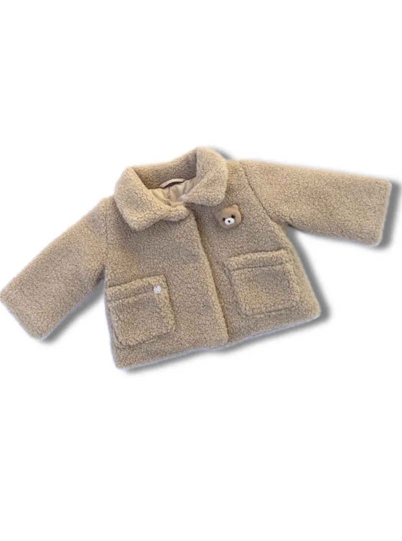 Giaccone neonata Liu Jo in teddy beige con spilla orsetto.