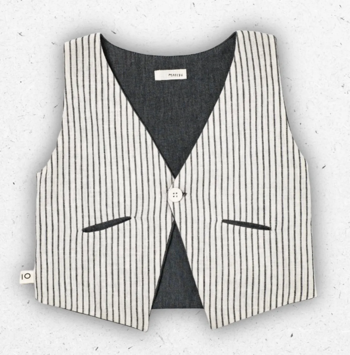 Gilet da bambino Maperò con motivo a righe sottili bianche e nere, scollo a V, chiusura con bottone centrale bianco e taschini decorativi.