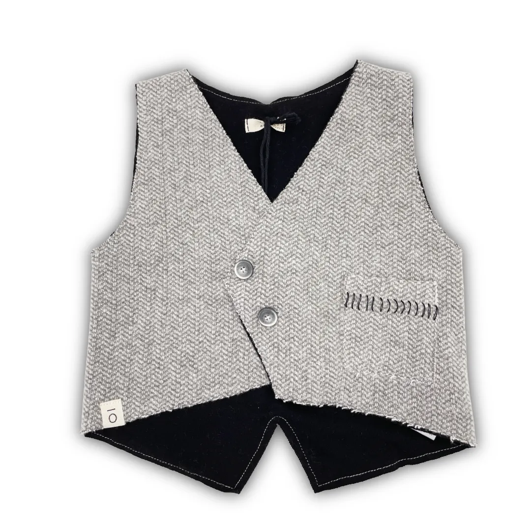 Gilet per neonato/bambino in tessuto grigio a spina di pesce, con chiusura a due bottoni.