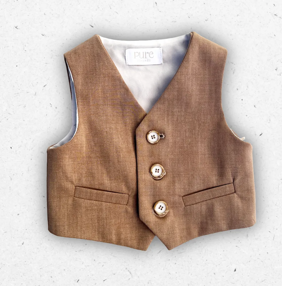 Gilet sartoriale per neonato Pure Firenze in punto Milano ecru, con scollo a V, bottoni effetto corno frontali e cinturino regolabile sul retro.