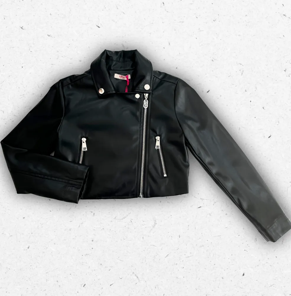 Giubbotto chiodo da ragazza in ecopelle nera Liu Jo con chiusura a zip trasversale e dettagli metallici luminosi.