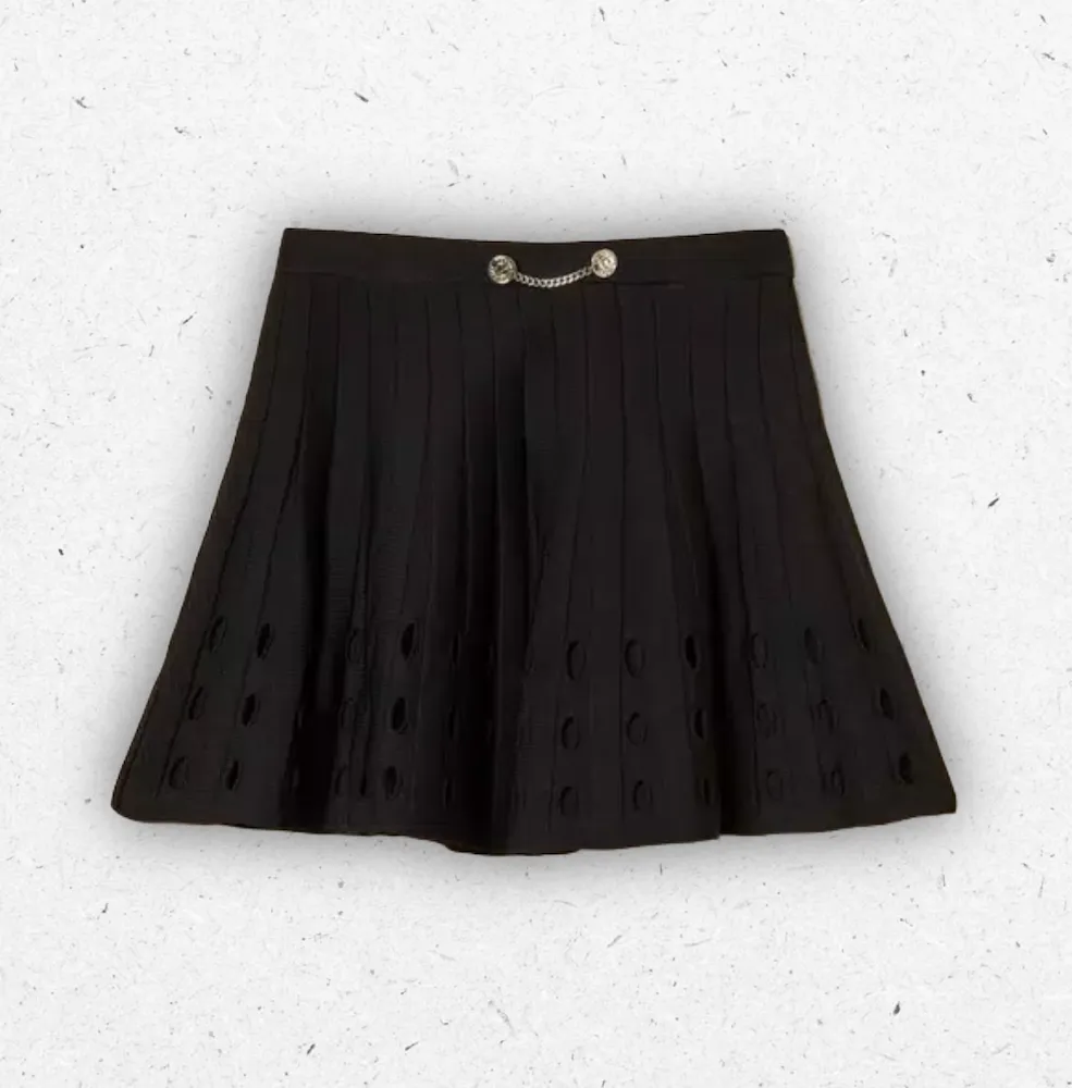 Gonna corta nera da ragazza Twinset Milano in maglia traforata con linea svasata e dettaglio di bottoni dorati con catena.