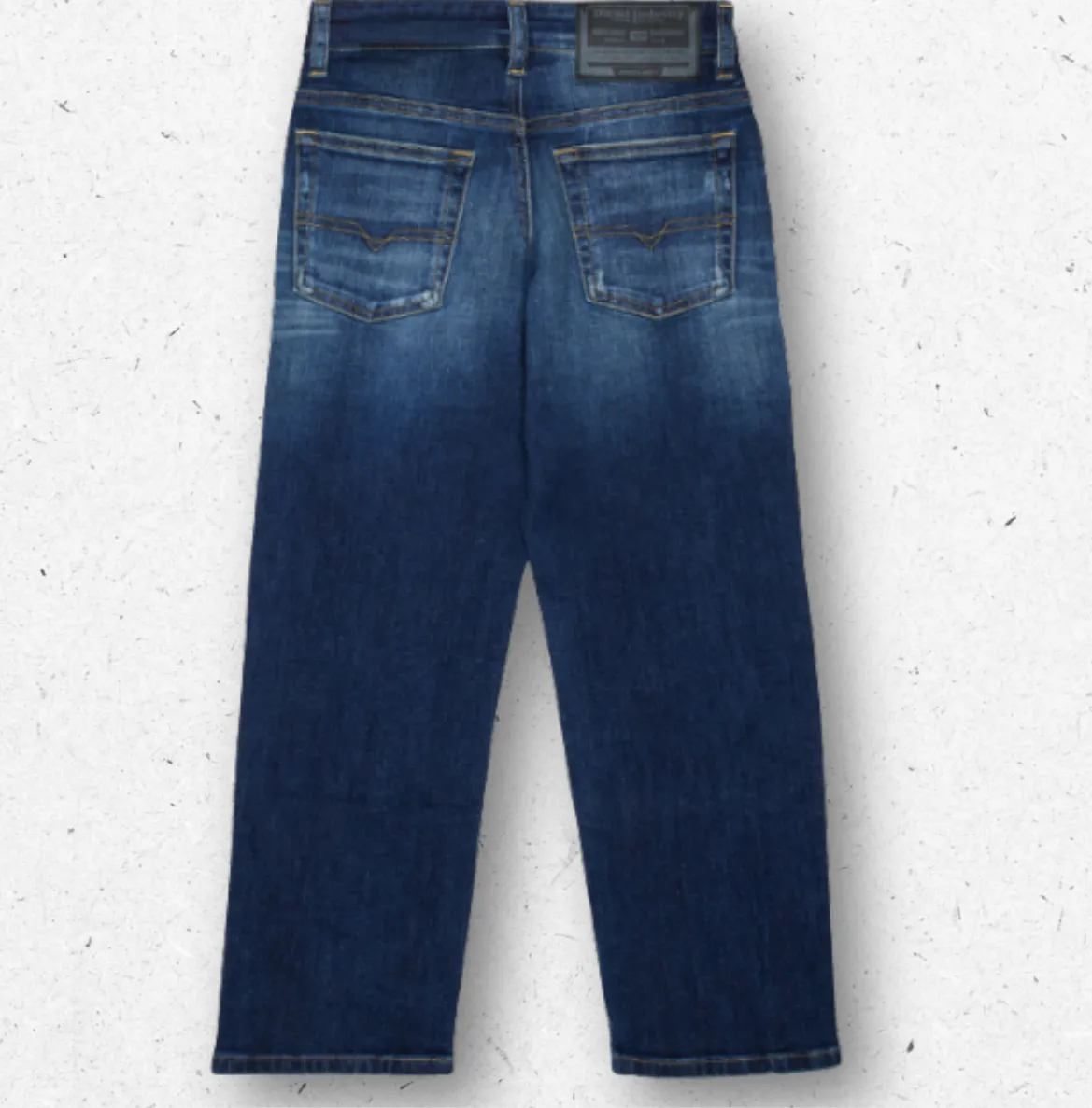Jeans da bambino D-Maki firmati Diesel in denim stretch con lavaggio blu scuro ad effetto faded, leggeri dettagli destroyed e taglio relaxed fit, collezione Autunno Inverno 2026.