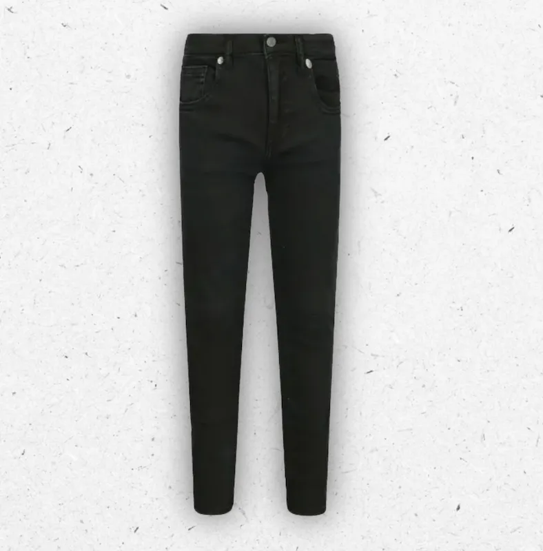 Jeans a cinque tasche da bambino di colore nero firmato Guess, modello con vestibilità aderente elasticizzata e dettaglio dell'iconico logo a triangolo cucito sulla tasca posteriore.