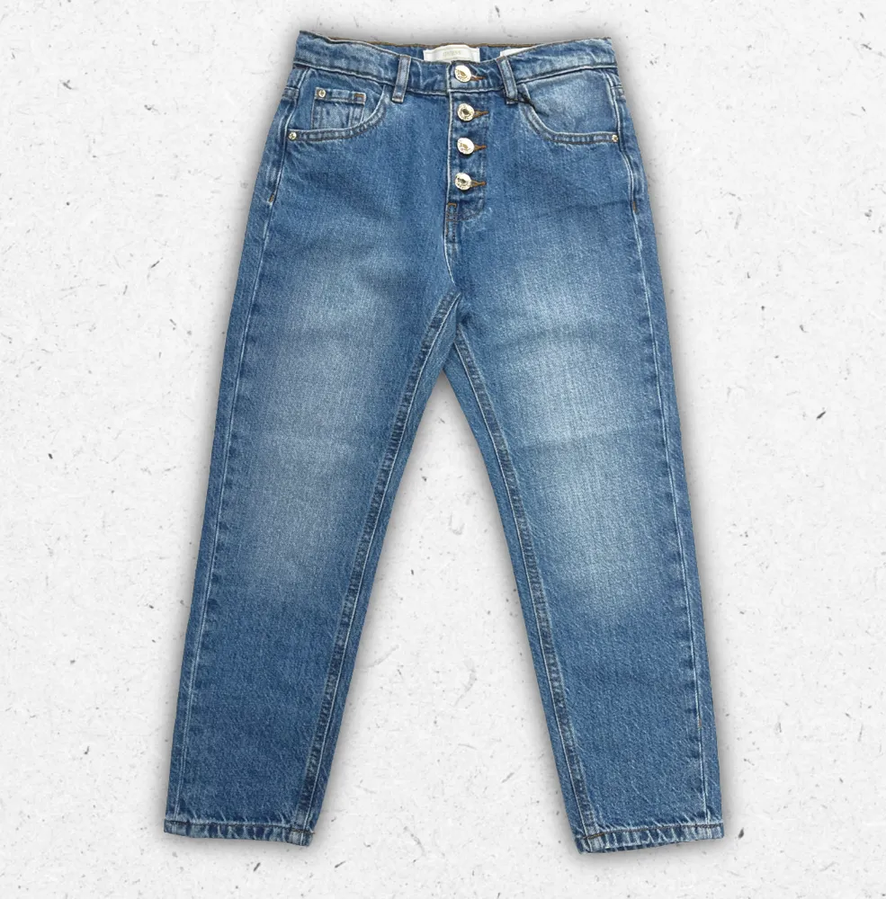 Pantaloni jeans Guess da ragazza in denim blu elasticizzato con classica costruzione a cinque tasche e logo a triangolo sul retro.