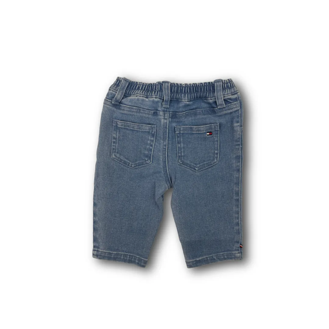 Jeans Tommy Hilfiger per neonato in denim medio, con elastico in vita e logo a bandiera sulla tasca posteriore.