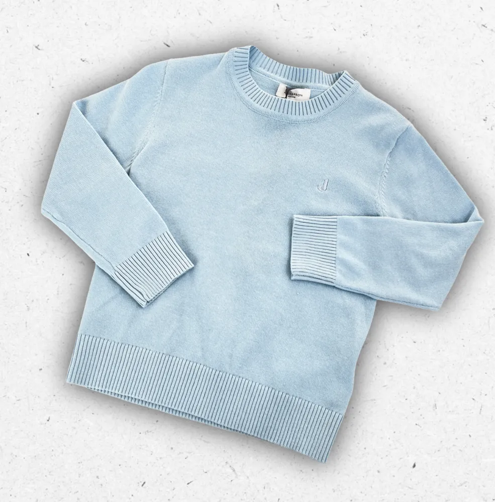 Maglioncino girocollo da bambino Jeckerson in cotone rasato color cielo con logo ricamato e bordi a coste.