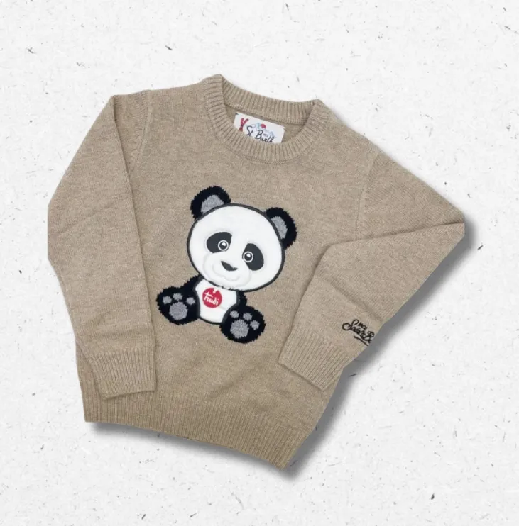 Maglione MC2 Saint Barth della collezione Trudi per bambini, colore Beige. Realizzato in misto lana/cashmere con ricamo di un panda Trudi che tiene un cuore rosso.