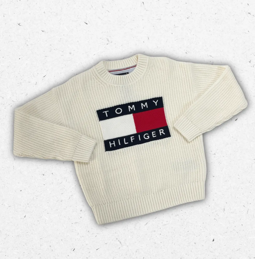 Maglione Tommy Hilfiger da ragazzo in maglia a trecce blu navy con logo bianco ricamato sul petto.