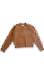 Maglione Twinset a maniche lunghe per ragazza, colore cammello/marrone chiaro, con lavorazione a coste e bottoni logo dorati sulle maniche. 1