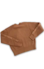 Maglione Twinset a maniche lunghe per ragazza, colore cammello/marrone chiaro, con lavorazione a coste e bottoni logo dorati sulle maniche. 1