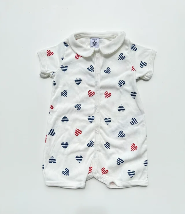 Pagliaccetto in cotone Petit Bateau con fantasia cuori per neonato
