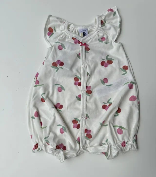 Pagliaccetto in cotone Petit Bateau per neonata con fantasia ciliegie