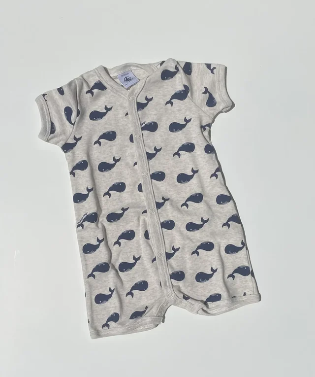 Pagliaccetto in cotone Petit Bateau per neonato con fantasia balene