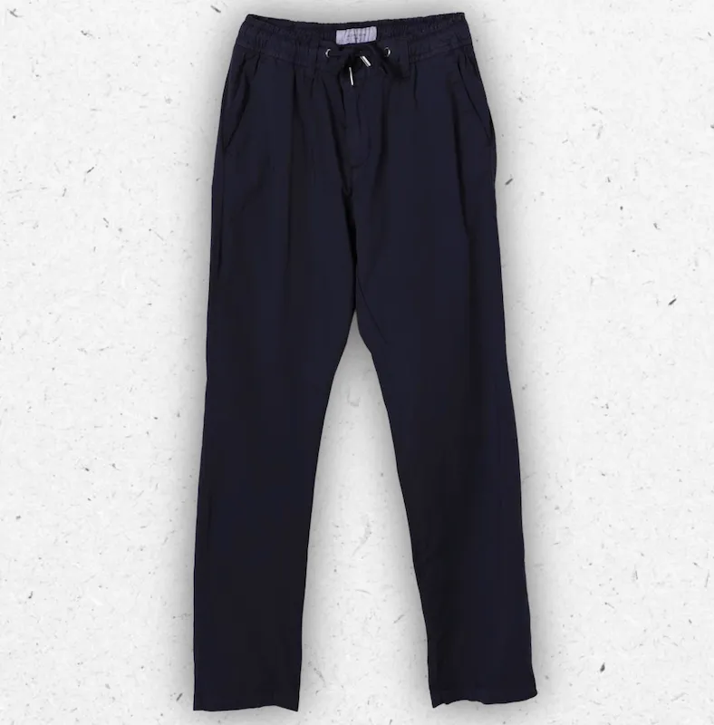 Pantalone modello pantalaccio da ragazzo color blu scuro firmato Jeckerson, con comoda vita elasticizzata provvista di coulisse regolabile con laccio frontale e tasche posteriori con bottone.