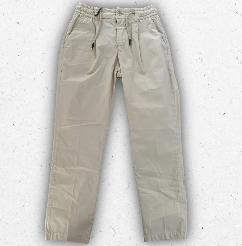 Pantalaccio da ragazzo Jeckerson modello 134P in cotone con vita elasticizzata, coulisse regolabile e tasche a filo.