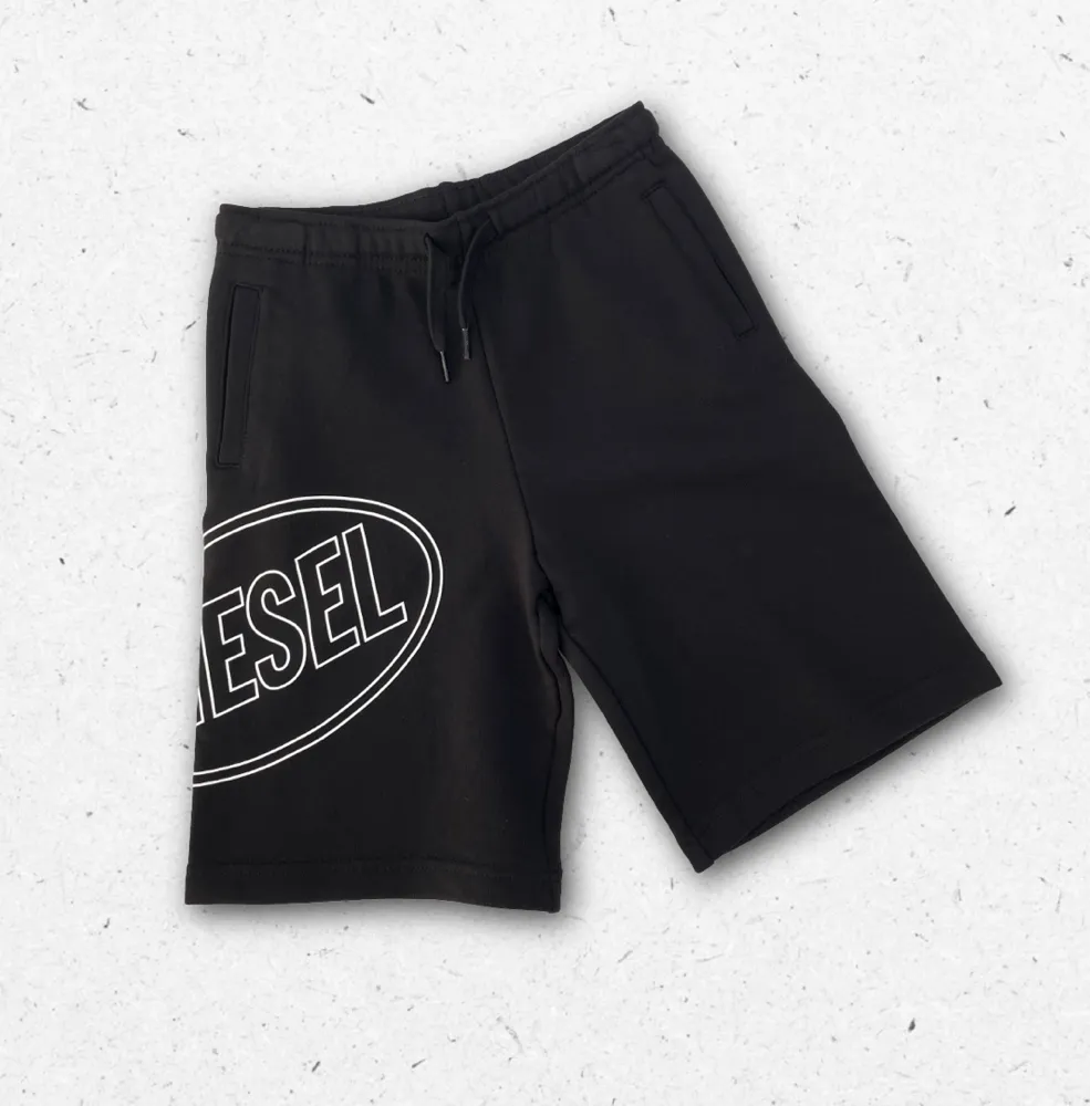 Pantaloncini sportivi Diesel per ragazzo modello bermuda con maxi logo ovale laterale, disponibili nei colori nero e verde, collezione Primavera Estate 2026.