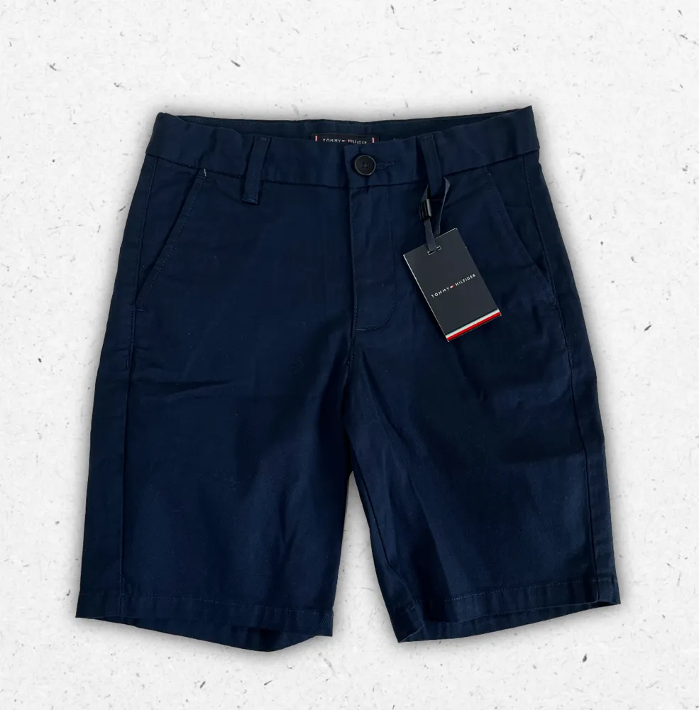 Pantaloncino modello bermuda Tommy Hilfiger da ragazzo in twill di cotone blu navy con tasche a filo e logo ricamato.