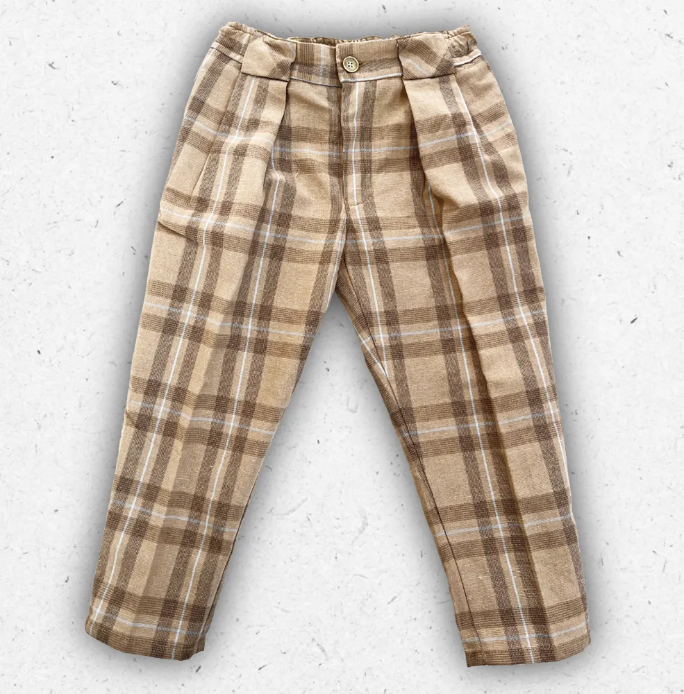 Pantalone da bambino Jeckerson modello JB5633 in misto lino con fantasia tartan beige e azzurra e pinces frontali.