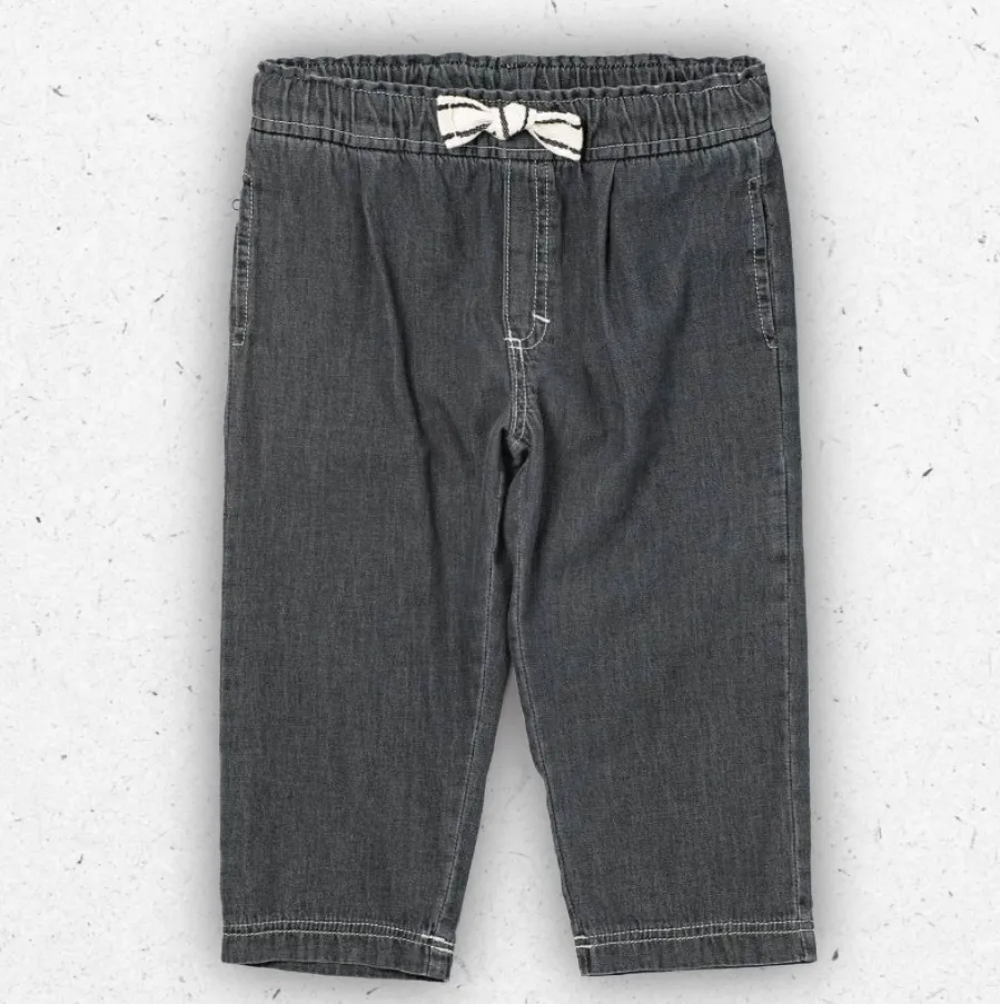 Pantalone da bambino Maperò in denim nero effetto lavato, con vita elasticizzata, coulisse a righe bianche e nere e cuciture a contrasto.