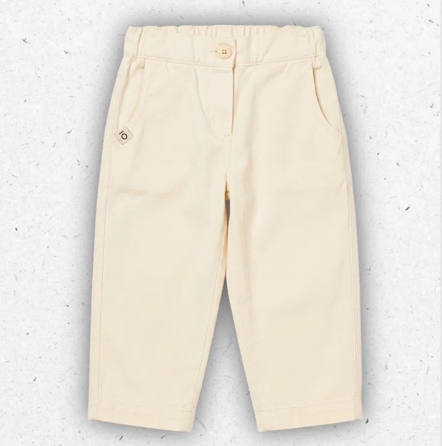 Pantalone da bambino Maperò in gabardina di cotone stretch color panna, con tasche laterali, bottone centrale e logo laterale.