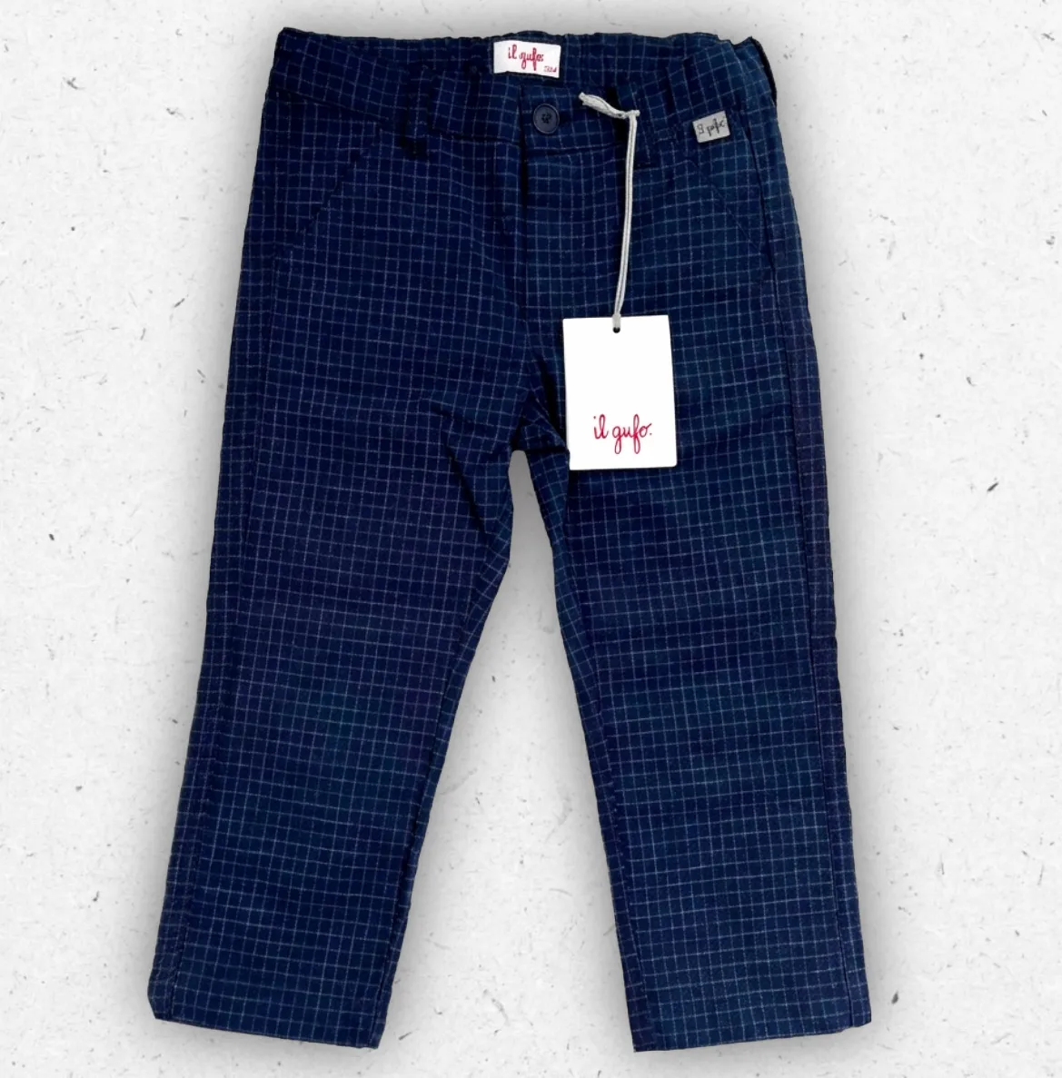 Pantalone elegante da bambino Il Gufo color blu navy e bianco a micro-quadretti, con finta patta, tasche a filetto e vita elasticizzata.
