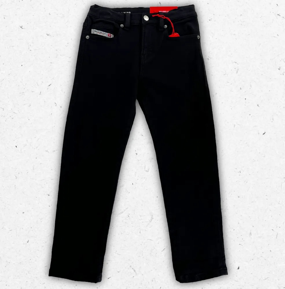 Pantalone Diesel da ragazza di colore nero con design urban, vestibilità stretch e logo distintivo del brand.