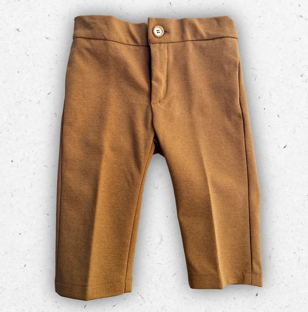 Pantalone lungo sartoriale per neonato Pure Firenze in punto Milano colore ecru, con piega centrale e chiusura con bottone effetto corno.