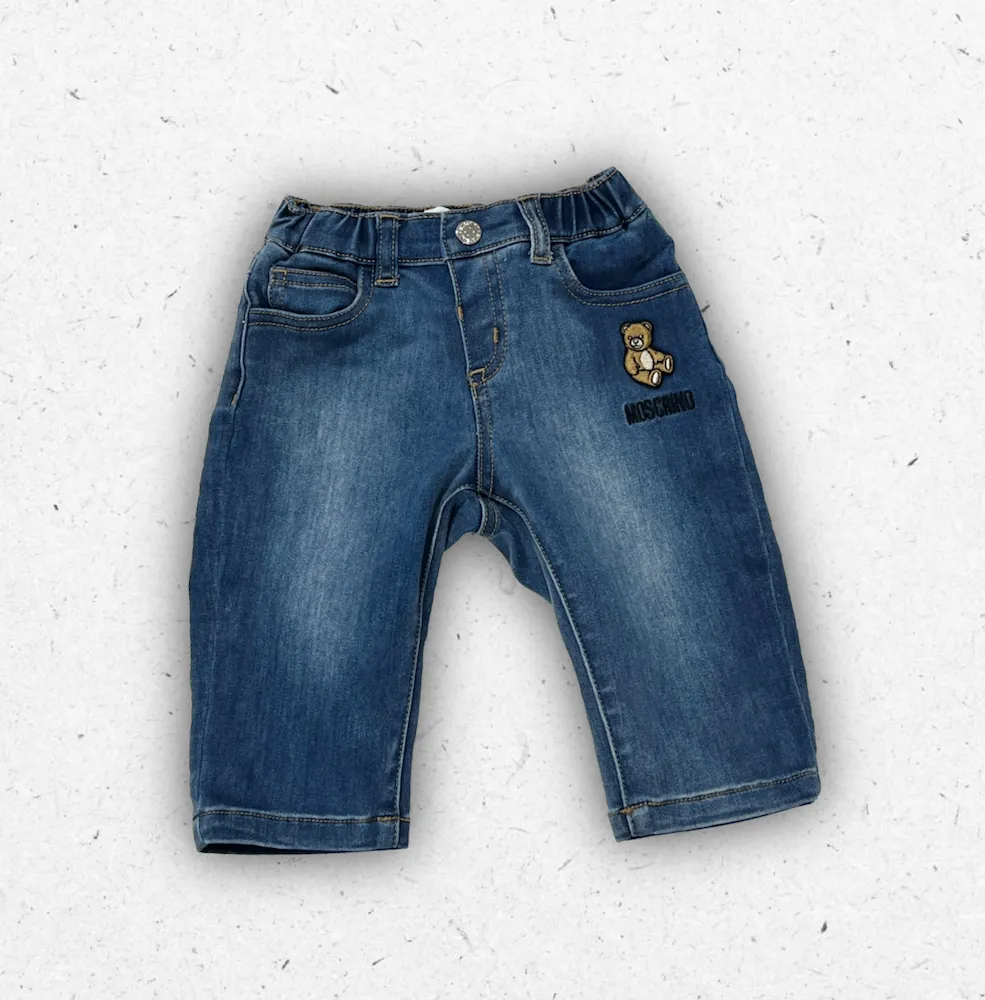 Pantalone beige per neonato Moschino Baby in gabardine di cotone con vita elasticizzata arricciata e piccolo orsetto Teddy Bear ricamato sulla gamba.