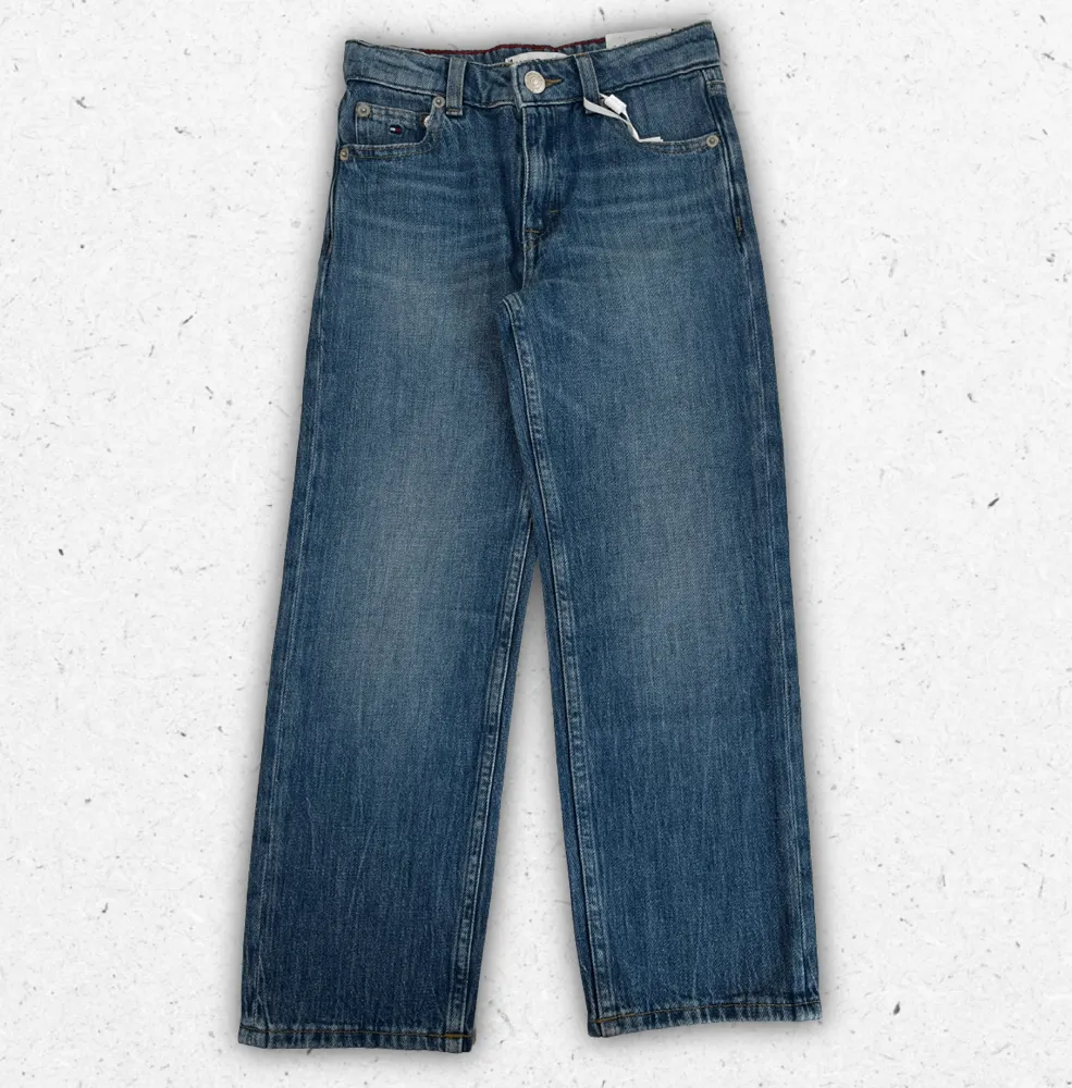 Pantalone modello chino Tommy Hilfiger da ragazzo in cotone stretch blu navy con tasche a filo e logo flag ricamato sul retro.