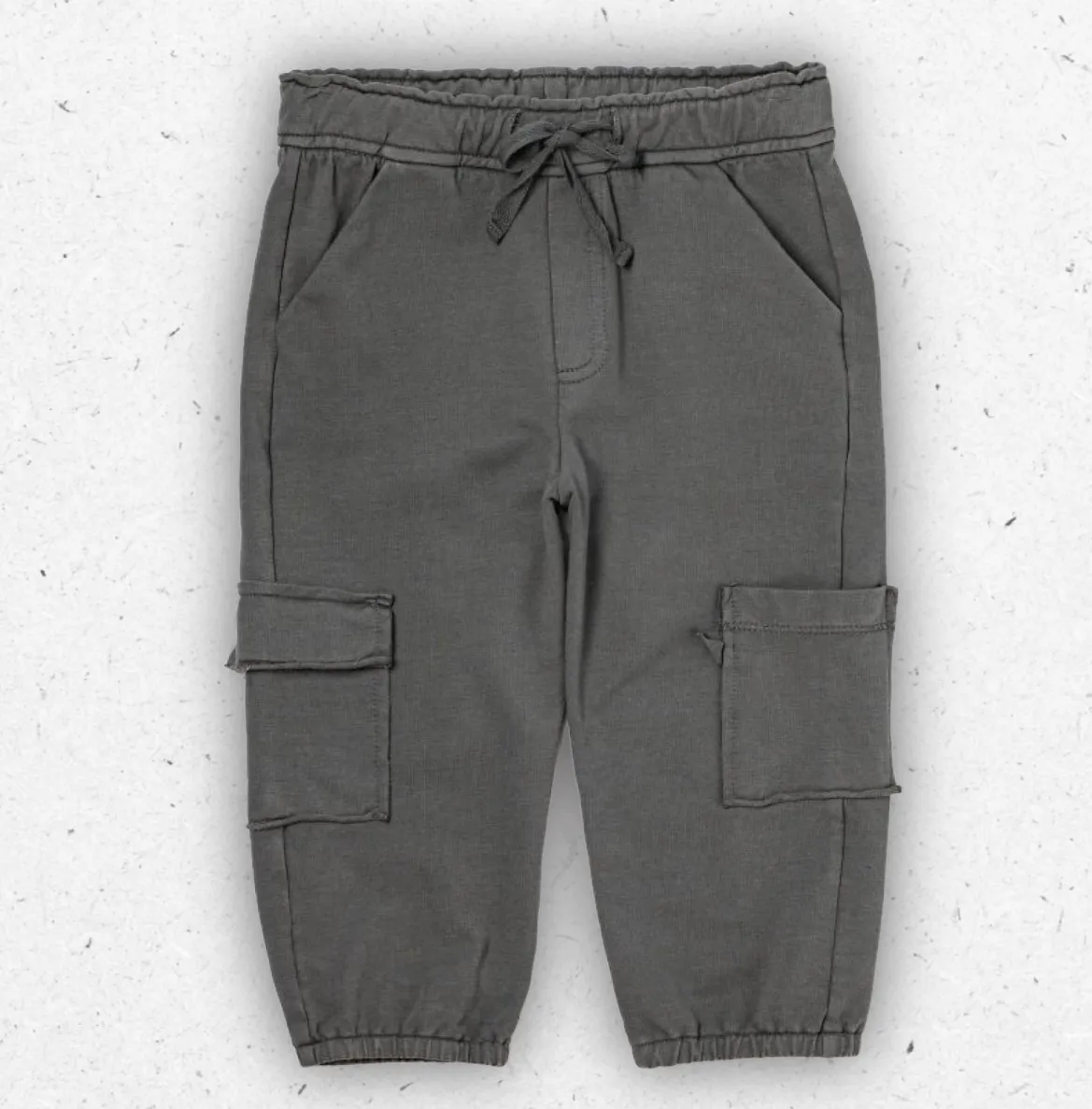Pantalone tuta da bambino Maperò in cotone grigio antracite, modello cargo con tasche laterali, vita elasticizzata e coulisse.