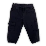 Pantalone tuta Maperò modello cargo per neonato in colore nero, con vita elasticizzata e tasche applicate. 1