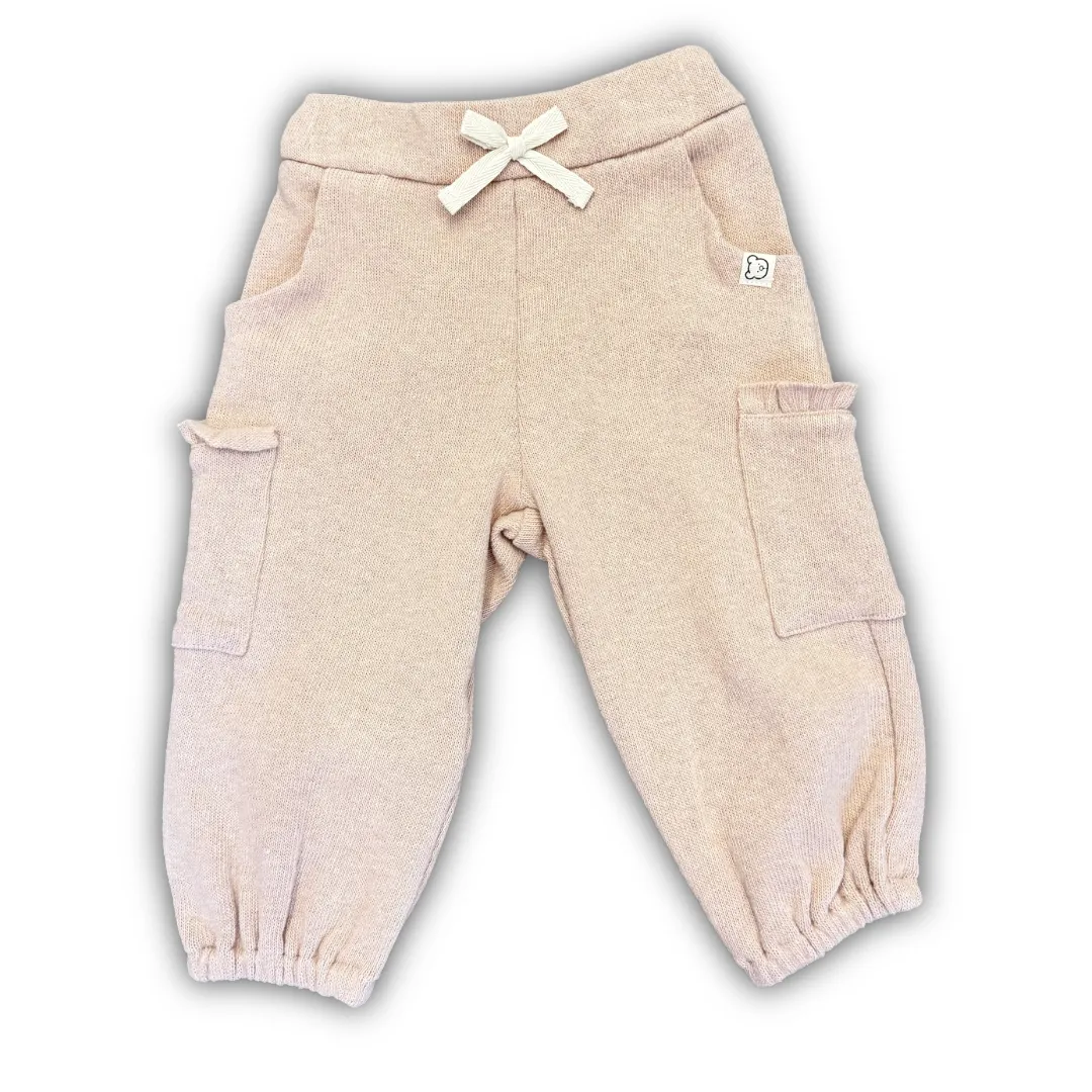 Pantaloni cargo in caldo jersey Coccodè per neonata, colore rosa polvere. Dettaglio con fiocco in vita e tasche laterali arricciate.