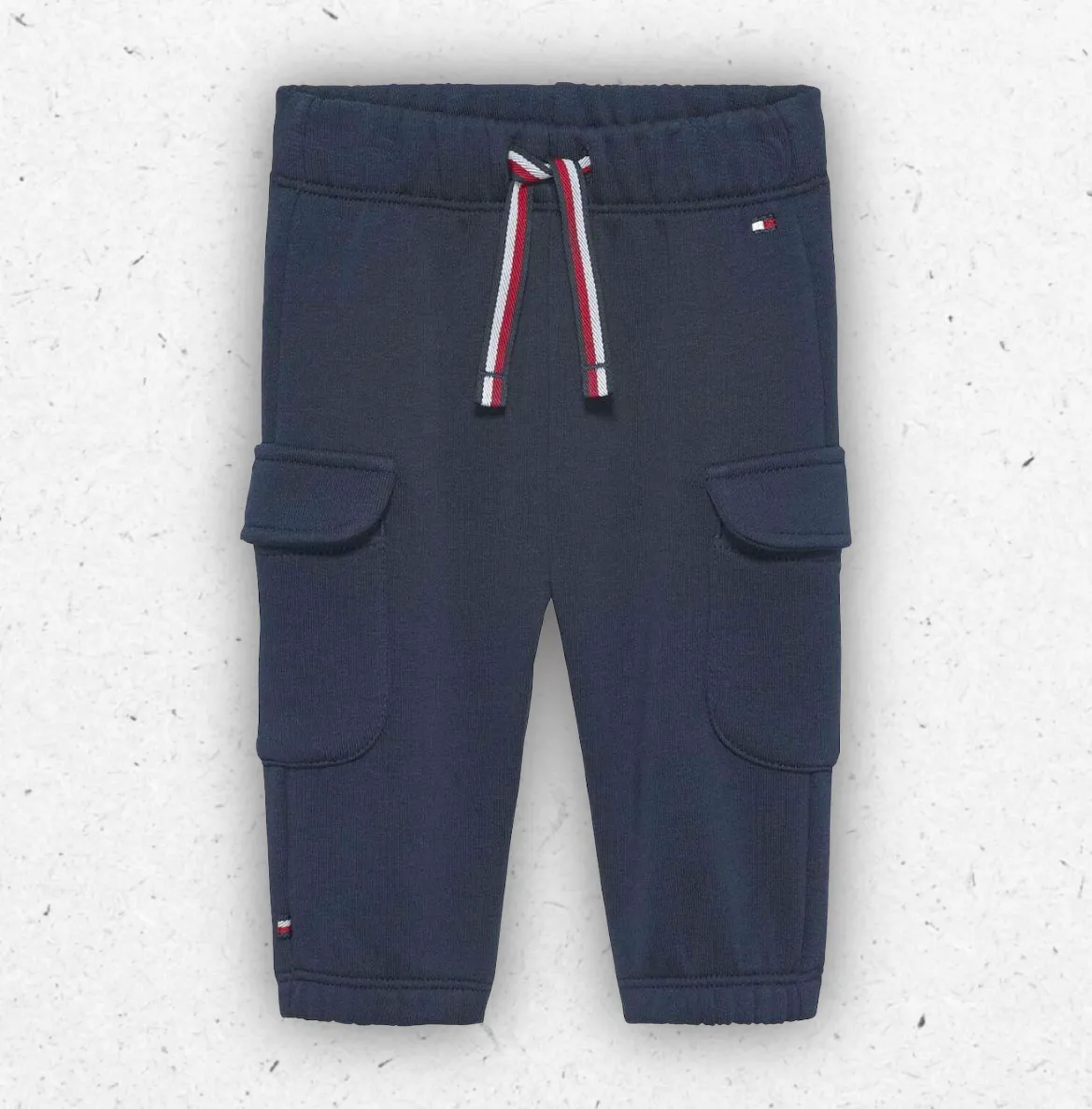 Pantaloni sportivi da neonato modello cargo in tuta blu navy firmati Tommy Hilfiger, con tasconi laterali sulle gambe e coulisse tricolore in vita.