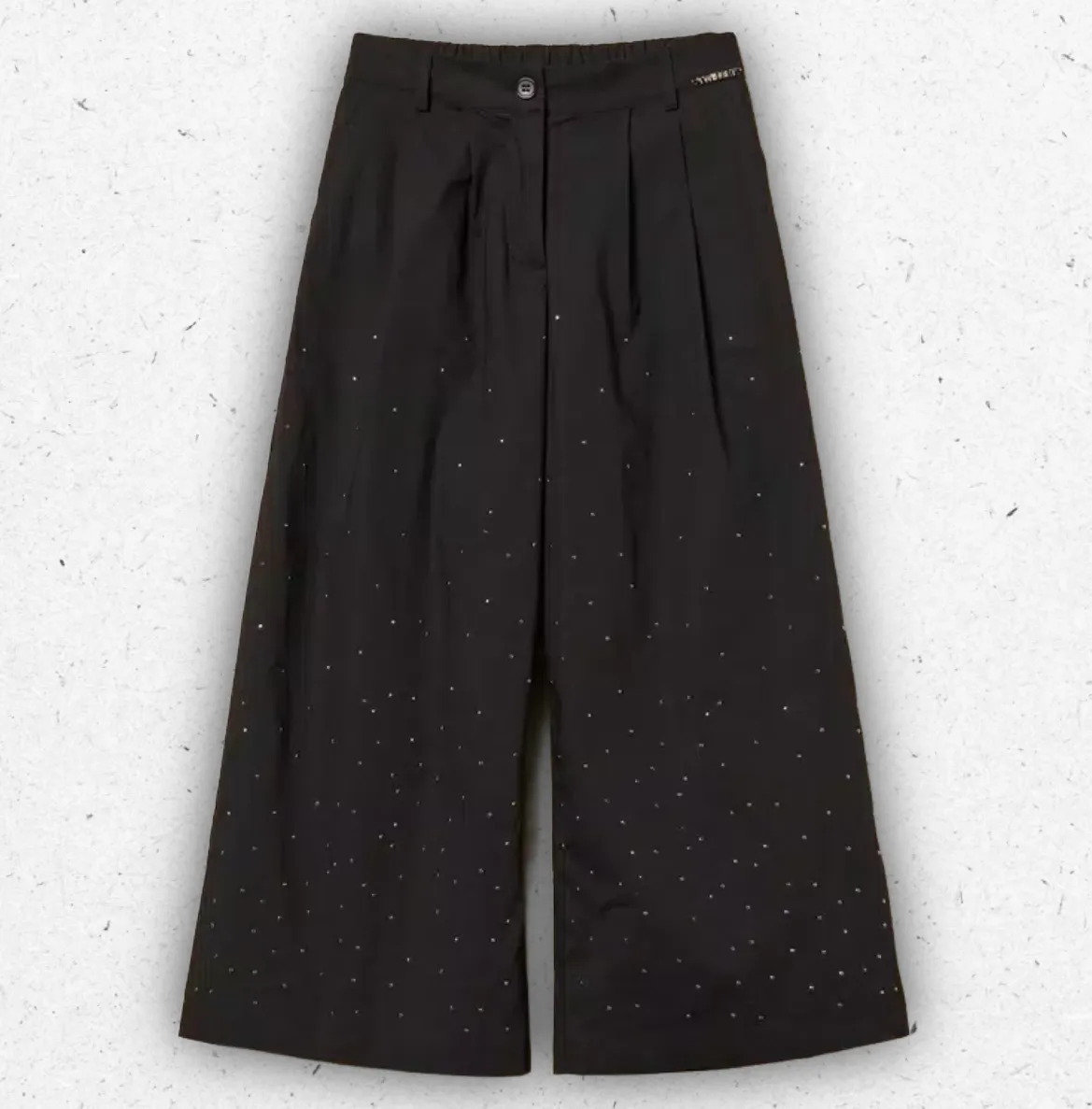 Pantaloni cropped neri da ragazza Twinset Milano in popeline con linea ampia e dettaglio di borchie luminose in dégradé sul fondo.